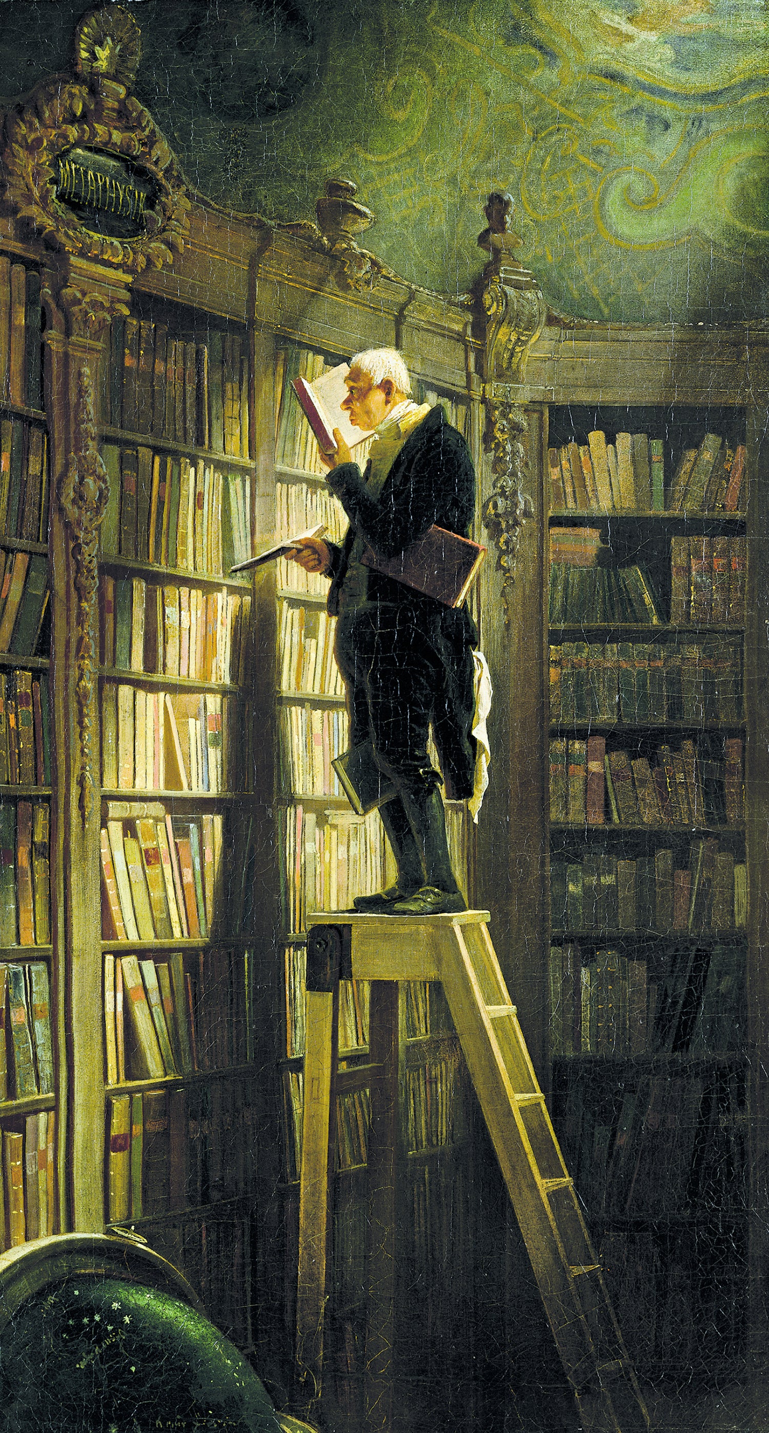 Un lecteur sur une échelle, penché sur un livre au milieu des rayonnages d’une bibliothèque ancienne.